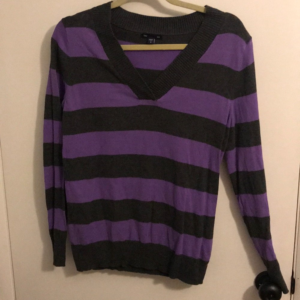 Women’s v-neck sweater